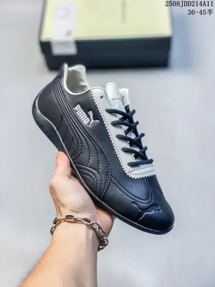 【公司级】PUMA Speedca OG 彪马极速赛车系列低帮德训风拼接复古百搭休闲运动赛车鞋 鞋款从80、90年代赛车手所穿的防火赛车鞋为原型,鞋身线条模仿了赛车的流线廓形,体现了空气动力学原理的结构.简约流畅的外观,恰好又和贯穿其中的Formstrip Logo融合恰到好处,视觉上细节丰富且协调.本次Speedcat OG鞋款归来,最大看点自然式保留了窄版鞋型以及薄底构造.这两年各品牌鞋底越做越厚,Speedcat反其道而行之,上脚几乎无鞋底的效果带来耳目一新的视觉体验.鞋面依旧是以质感透气柔软皮革材质打造,并且大面积近乎全包裹的使用,复古味道也愈发浓烈.配色上更是将最原始的黑色和红色带回,向F1赛车队的标志性队服致敬.相信让各位一眼种草的更多是出挑的大红色,上脚即可瞬间点亮整体造型,在以球鞋为核心的OOTD中脱颖而出.而另一款黑色则是低调的万金油,彰显新潮个性的同时又不喧宾夺主,也是热爱简约系穿搭朋友的首选. 货号:398847 含半码 08JDD214A11